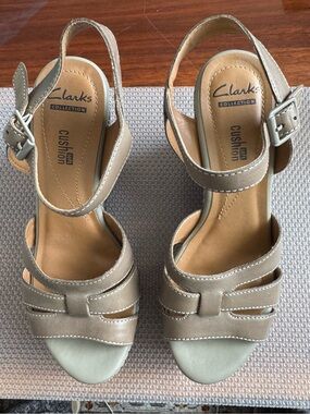 Clarks Women's Taupe Open-Toe Slingback Sandals